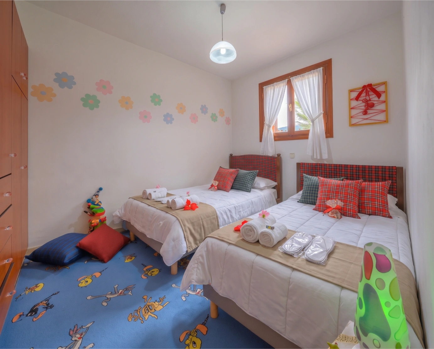 2_ΑΘΗΝΑ_twin-bedroom-with-colorful-flower-decor