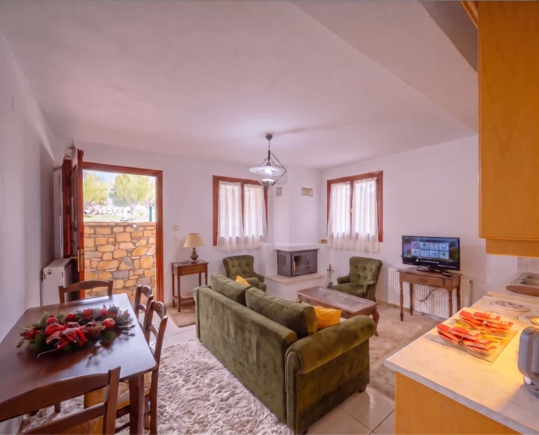 5_ΔΙΟΝΥΣΟΣ_living-room-with-fireplace-and-dining-area_f