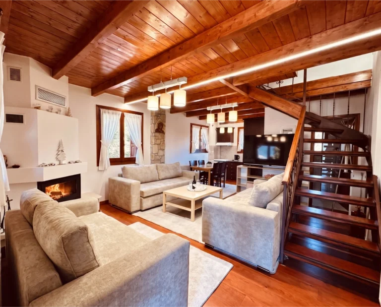 7_ΑΠΟΛΛΩΝ_living-room-with-fireplace-and-staircase